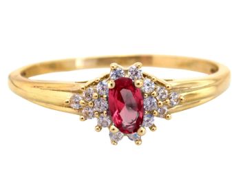 Elegancki złoty pierścionek damski z rubinem w czterech łapkach i cyrkoniami. Kolorowe kamienie syntetyczne, kolekcja Rainbow – idealny na prezent.2.jpg